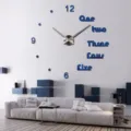 Nahaufnahme einer großen Acryl DIY Wanduhr an einer weißen Wand im modernen Wohnzimmer. - Blau mit Silbernem Zeiger