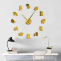 DIY 3D Acryl Spiegel Wanduhr mit niedlichen Hundesilhouetten, ideal für modernes Wohnzimmer. - Gold