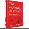 Rood hardcover boek met de titel The Anthony Bourdain Reader en strak wit typografisch design. - Rood / 80