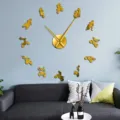 Grosse 3D Acryl Spiegel Wanduhr mit goldenen Motorradfahrer Silhouetten fuer moderne Wohnzimmer Deko. - Gold