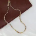 Gedetailleerd uitzicht van de natuurstenen kralen sleutelbeinketting met kleurrijke kralen. - B1 Stijl