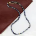 Detailweergave van blauwe kraal ketting met gouden tussenkralen en verstelbare sluiting. - B4