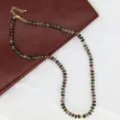 Collier ras de cou en perles de pierre naturelle avec entretoises métalliques mode femmes. - B5