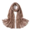 Gros plan sur la texture légère, respirante et froissée du foulard uni et son drapé élégant. - 7#