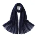 Gros plan d'un foulard en voile froissé unie, tissu léger et respirant, vue détaillée. - 10#