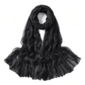 Vue détaillée de l'écharpe noire légère froissée, montrant une texture de tissu respirante. - 15#