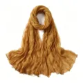 Vue détaillée d'un foulard jaune froissé léger, montrant la texture douce et de fines pliures. - 21#