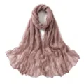 Foulard uni froissé léger et respirant, vue détaillée d'un châle fin élégant pour femmes. - Code 26