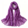 Détail d'écharpe respirante en gaze froissée violette, gros plan châle lin coton léger. - Code 31