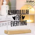 Gros plan sur plaque acrylique carrée avec socle en bois, déco de bureau inspirante. - Style 123