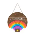 Detailansicht des kreativen Holztürschilds für das Klassenzimmer mit Regenbogen und Aufhängung. - 30x30cm / XZ0679 Stil