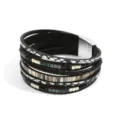 Vista dettagliata del bracciale avvolgente in pelle PU multistrato boho con perline e chiusura. - Nero