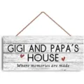 Rustikales Holzhängeschild im Detail mit Familienspruch und Seil für einfache Wanddekoration. - Gigi And Papa's House / 30x15cm