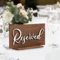 Letrero de mesa Reserved de madera para bodas, decoración rústica con letras blancas. - 1 Pieza