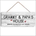 Rustikales Holz-Hängeschild mit herzigem Spruch und roten Herzen für die schöne Heimdeko. - Grammy & Papa's House / 20x10cm