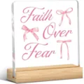 Plaque acrylique carrée avec socle bois et texte inspirant pour décoration maison. - Motif 37