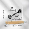 Ornement de bureau en acrylique carré avec base en bois, citation et motif de fléchettes. - Style 27 (N° 27)