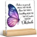 Plaque en acrylique transparent avec socle en bois, citation inspirante pour bureau. - 10x10x0.3cm / Style 26