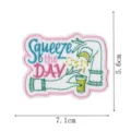 Simpatica toppa ricamata con testo Squeeze the DAY e design di limone per giacche e borse. - Toppa Ricamata Slogan (DW9805-14)