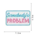 Toppa in tessuto ricamato con testo Somebody's Problem, design blu e rosa, misura 7,2x4,5cm. - Toppa Ricamata Lettera (DW9805-18)