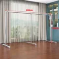 Industrieller Stahlrohr Kleiderständer Detail mit 200cm Breite und 190cm Höhe im Zimmer. - Extradicke Dreibeinige Doppelstange / 2m Höhe 1.5m / Silber