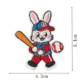 Nahaufnahme Detail des süßen Hasen Baseball Stickerei Aufnähers, klare Größenangaben abgebildet. - Kaninchen Baseball / 1 Stück/Packung