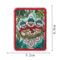 Nahaufnahme des niedlichen Affen-Stickaufnähers mit Wintermütze im Dschungel-Design. - Affen (DW9265-4)