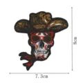 Vue rapprochée détaillée du patch brodé tête de mort cow-boy avec lunettes, 8cm. - Style 3 (Colle Thermocollante)