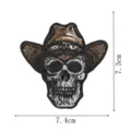 Gros plan détaillé du patch brodé tête de mort cowboy montrant les coutures et dimensions. - Style 5 (Colle Thermocollante)