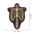 Gros plan détaillé du patch brodé squelette style punk avec les dimensions précises. - Badge Colonne Vertébrale Squelette (DW9168-8)