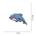 Süßer blauer Delfin Stickerei Aufnäher Bügelbild zum reparieren und dekorieren von Kleidung 7x5,5cm - Cartoon Delfin Stil (DW9154-19)