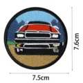 Vue détaillée du patch brodé motif voiture de muscle, badge rond pour vêtement. - DW9087-8
