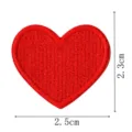 Rotes Herz bestickter Aufnäher Detail mit Abmessungen 2,3 mal 2,5 cm Bügelbild. - Rotes Herz Patch (DW9064-5)
