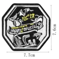 Vue détaillée du patch brodé tête de mort punk, montrant une texture fine et bord octogonal. - Style DW9058-9