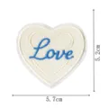 Nahaufnahme des weißen herzförmigen bestickten Aufnähers mit blauem Love-Schriftzug in 5.7x5cm. - DW9131-5 Stil
