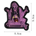 Détail en gros plan de l'écusson brodé crâne punk, accessoire gothique, taille 8,8 x 9,8 cm. - Style DW9058-2