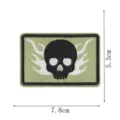 Vue détaillée du patch tactique brodé en forme de crâne avec des flammes blanches et fond kaki. - Écusson Brodé Flamme Crâne (DW9809-18)