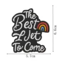 Detailansicht des schwarzen gestickten Aufnähers mit inspirierendem Zitat und Regenbogen. - Stil 4