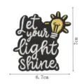 Bestickter Aufnäher mit inspirierendem Zitat-Text und goldenem Glühbirnen Design. - Stil 6
