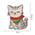 Simpatica toppa ricamata gatto grigio con sciarpa arcobaleno, decorazione vestiti 4.8x4cm - Gatto Sciarpa Arcobaleno (DW9290-6)