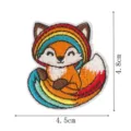 Simpatica toppa ricamata a forma di volpe arcobaleno per decorazione di vestiti. - Volpe con Cappuccio (DW9290-5)