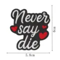 Nahaufnahme des gestickten Aufnähers mit Never say die Text und roten Herzmotiven im Detail. - Stil 8