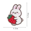 Simpatica toppa ricamata con coniglio e fragola, applicazione decorativa per vestiti 4.2x5.5cm - Coniglio Fragola (DW9298-5)