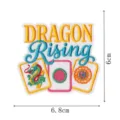 Bestickter Aufnäher mit Dragon Rising Schriftzug und Mahjong-Motiven. Bügelbild, 6x6,8 cm. - DW9814-34