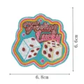 Bestickter Stoffaufnäher mit Feeling Lucky Text und Würfel-Design, Detailansicht 6,8x6,6 cm. - DW9814-33
