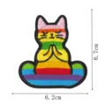 Niedlicher Regenbogen meditierende Katze Stickerei Aufnäher Detailansicht mit klaren Maßen. - Stil 9221-1