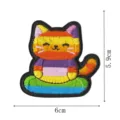 Nahaufnahme eines süßen Cartoon-Meditationskatzen-Stickaufnähers mit bunten Regenbogenstreifen. - Stil 9221-6