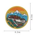 Écusson brodé paysage de montagne, badge thermocollant rond motif voyage mesurant 6.2cm. - Montagne Enneigée et Palais (DW9252-9)