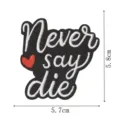 Detailansicht des Never say die Stickerei Aufnähers mit rotem Herz Design. 5,7x5,8 cm groß. - Motivierend Slogan Stil (XD9201-2)