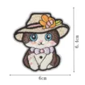Vue détaillée du joli patch de broderie de chat avec des coutures fines, chapeau et nœud. - DW9286-5